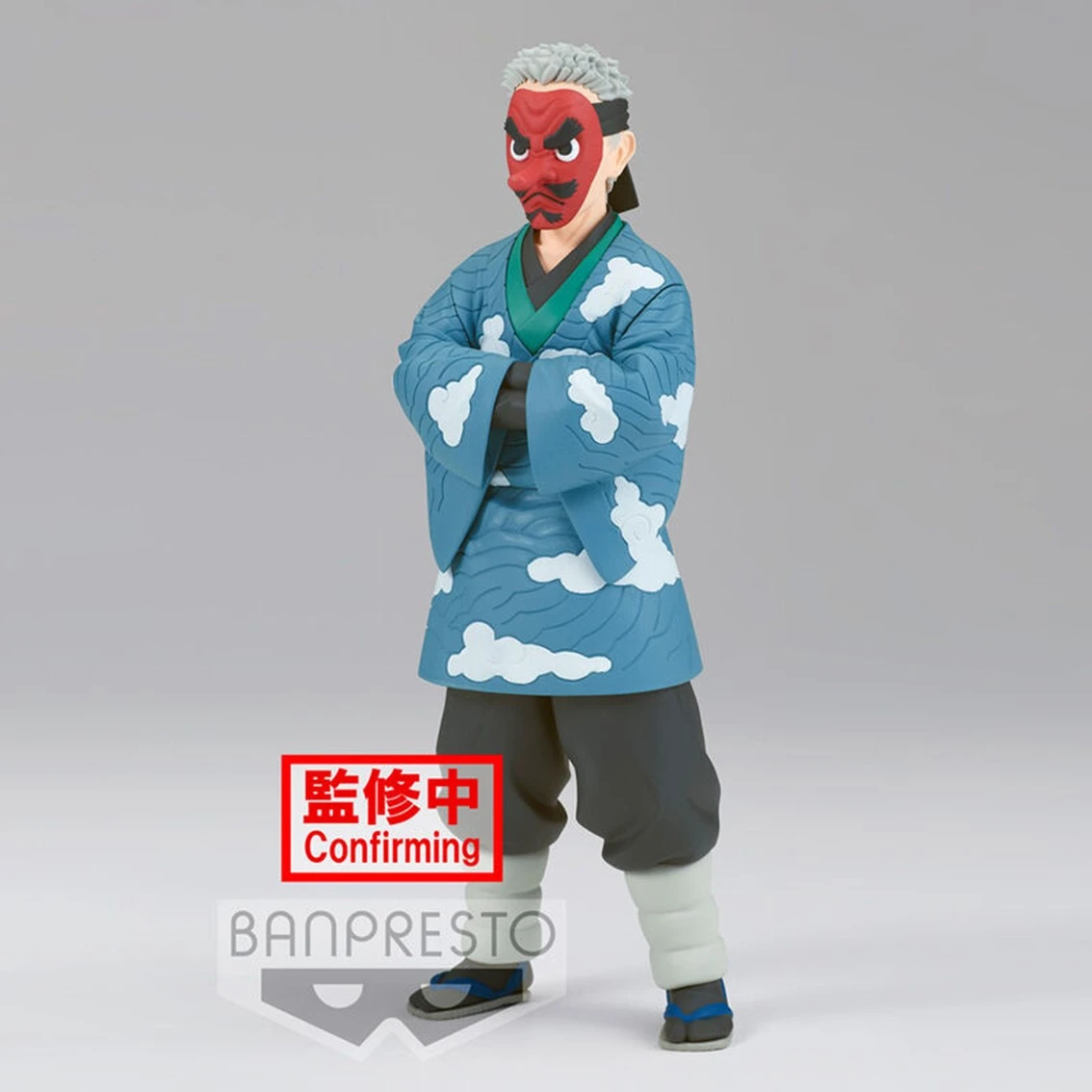 Eine Figur trägt eine blaue Kleidung mit Wolkenmuster und eine rote Maske.