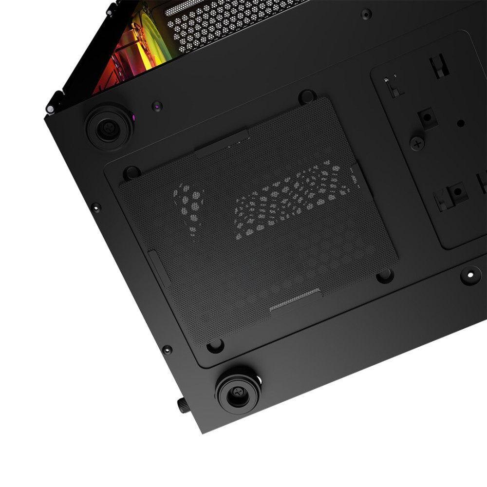 Spód czarnej obudowy komputera z kratką wentylacyjną i nóżkami.