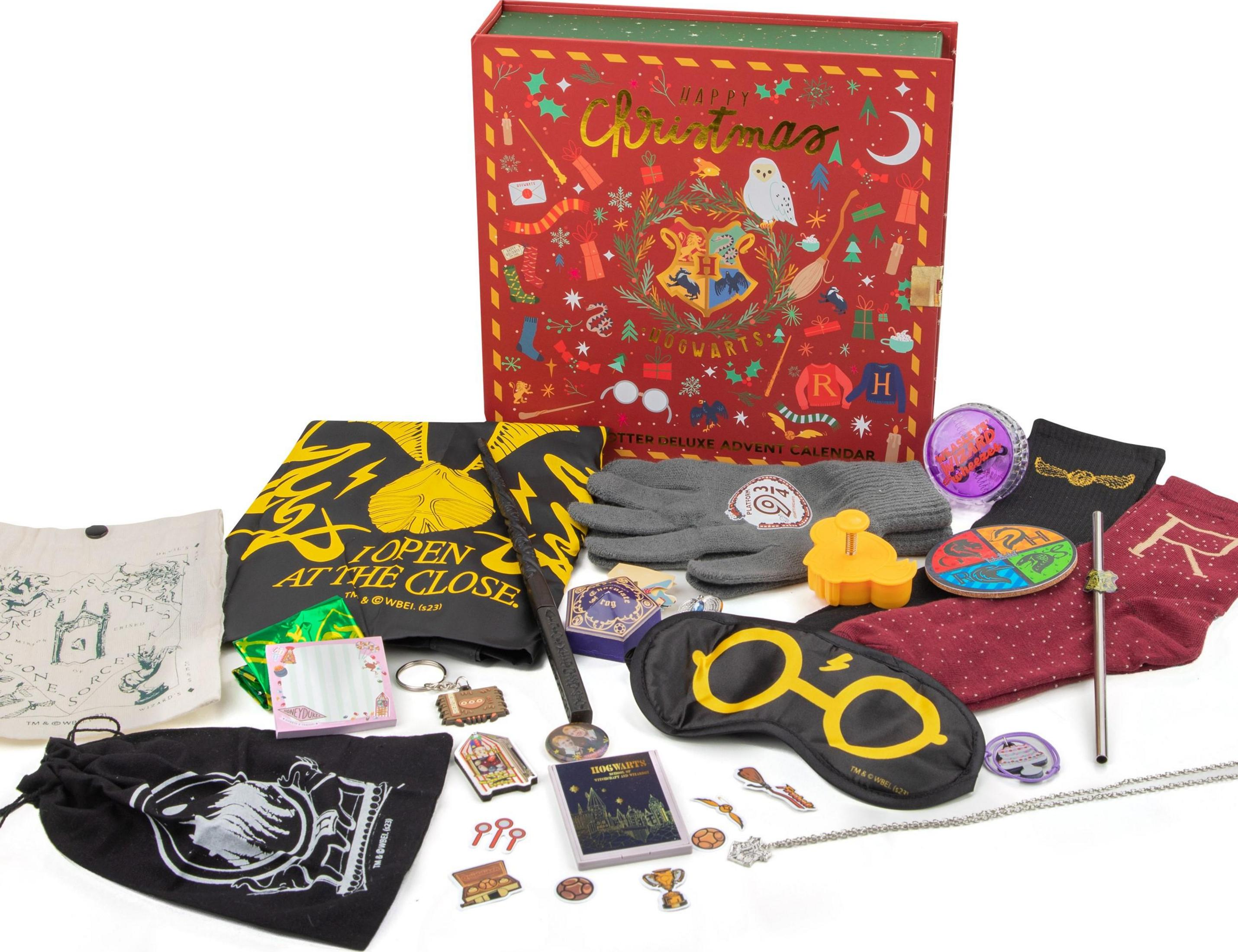Harry Potter Adventskalender mit vielen kleinen Geschenken, wie Socken, Handschuhen und mehr.