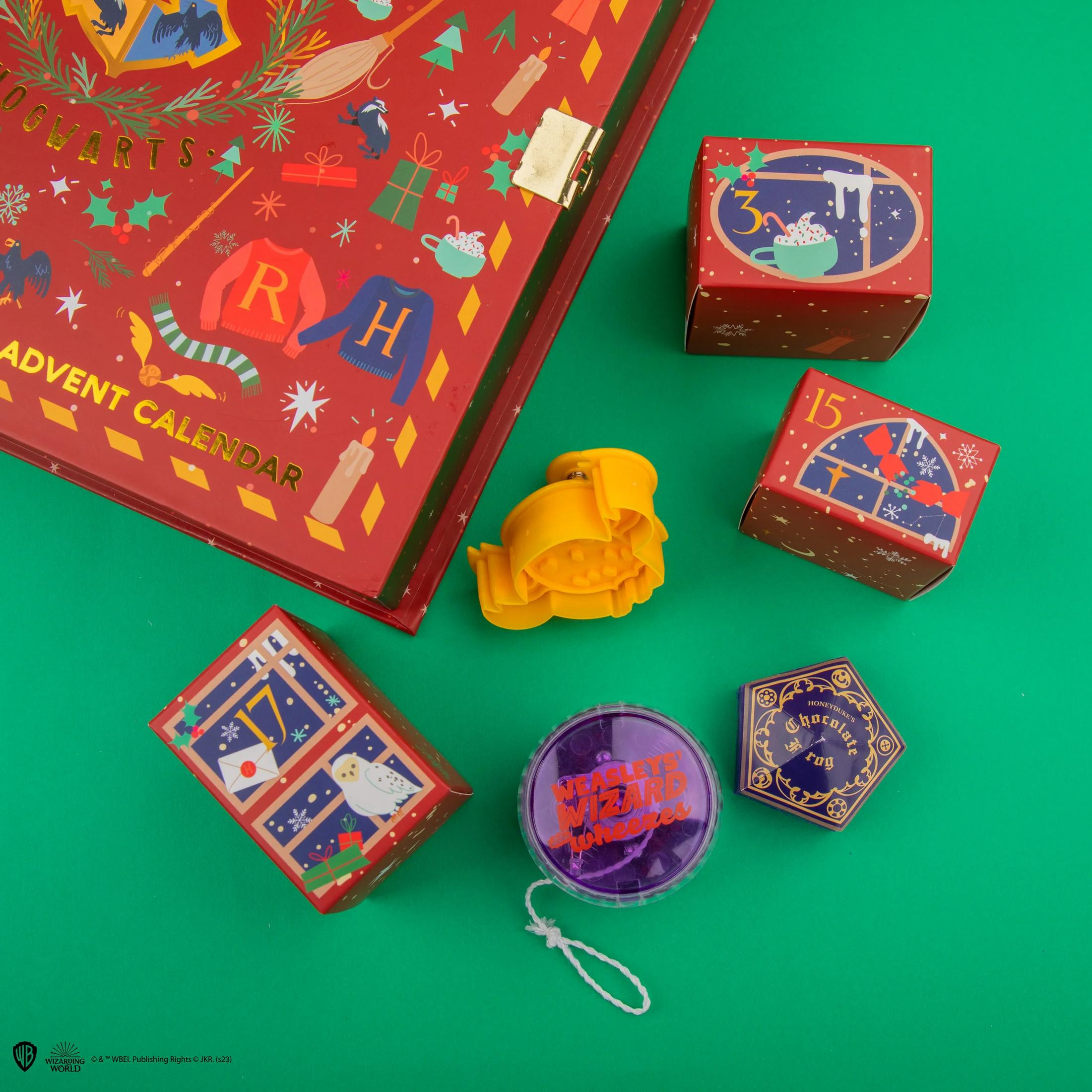 Harry Potter Adventskalender mit kleinen Boxen, Ausstecher, Jojo und Schokofrosch.