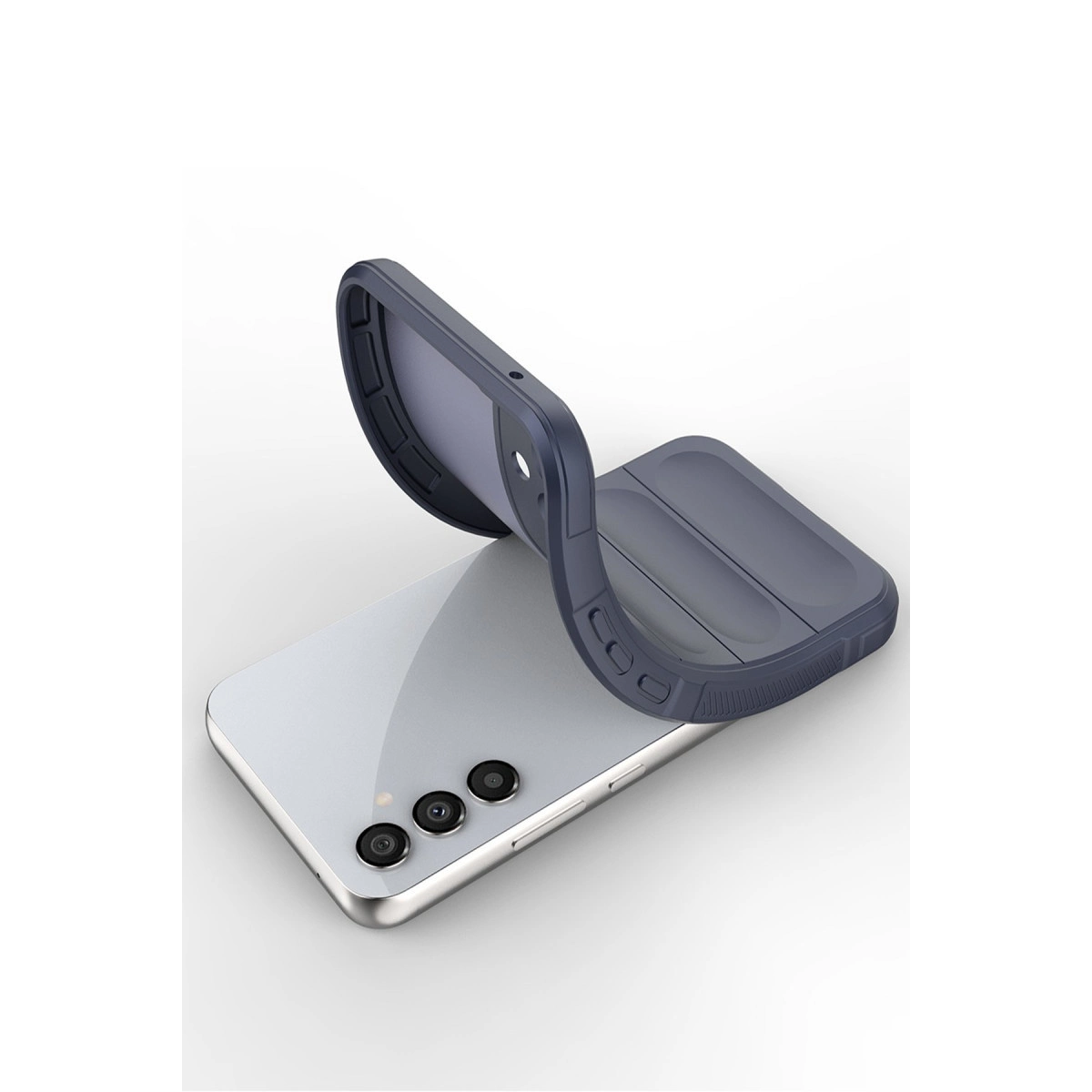 Üç kameralı gümüş akıllı telefon üzerinde koyu gri telefon kılıfı.