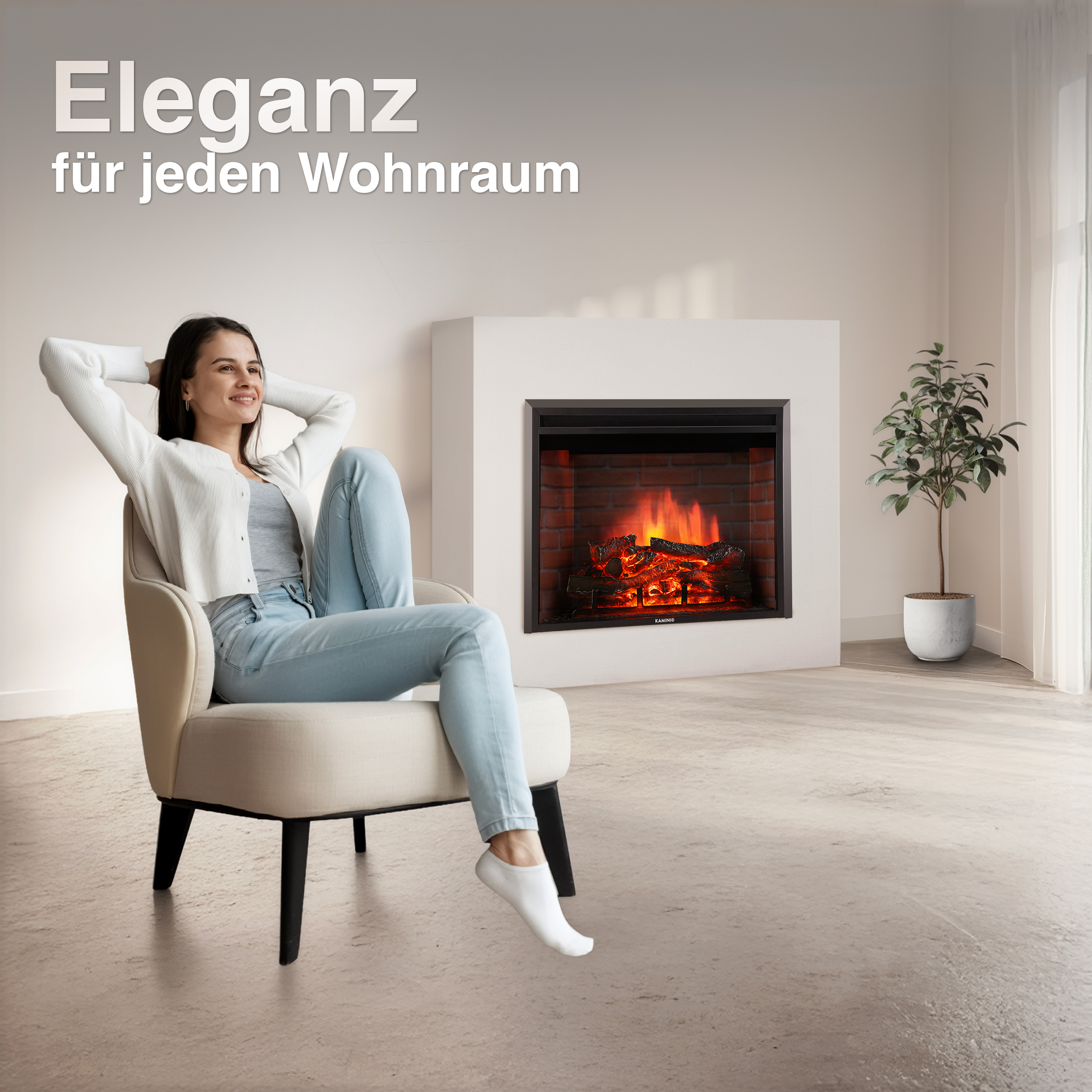 Eine Frau entspannt sich in einem Sessel vor einem Kamin. Eine Pflanze steht daneben.
