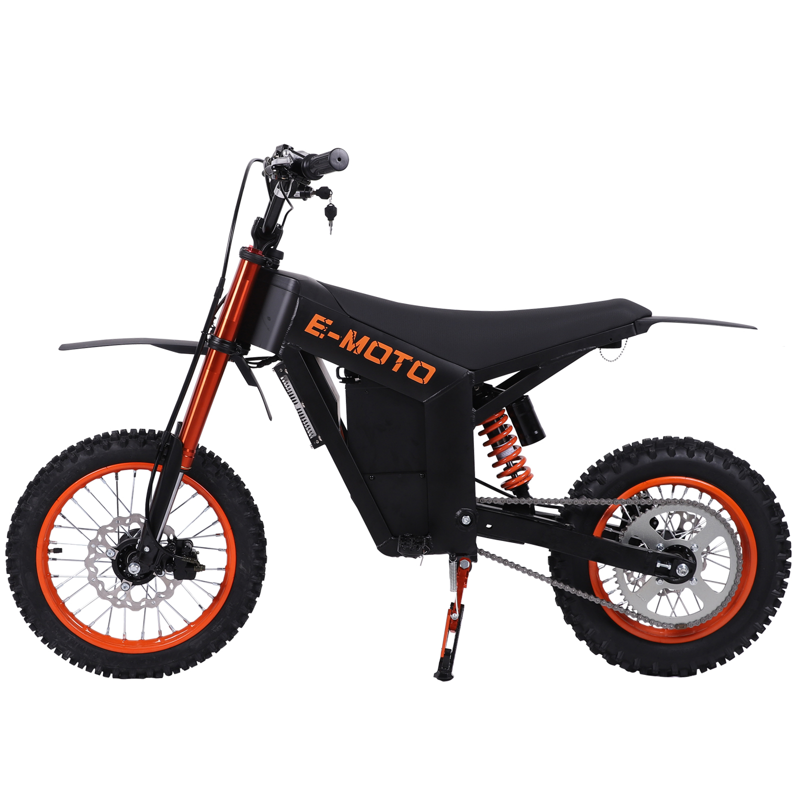 Czarny motocykl elektryczny z pomarańczowymi felgami i amortyzatorami na białym tle.
