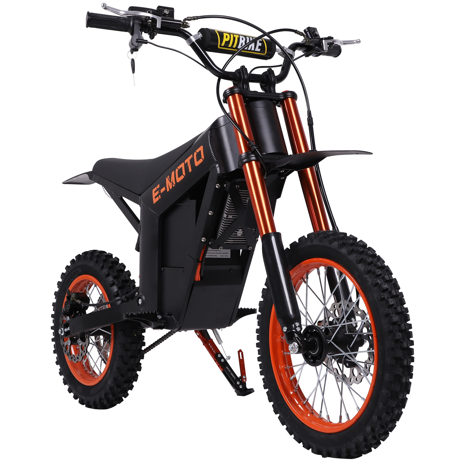Czarny motocykl elektryczny z pomarańczowymi felgami i widelcami, białe tło.