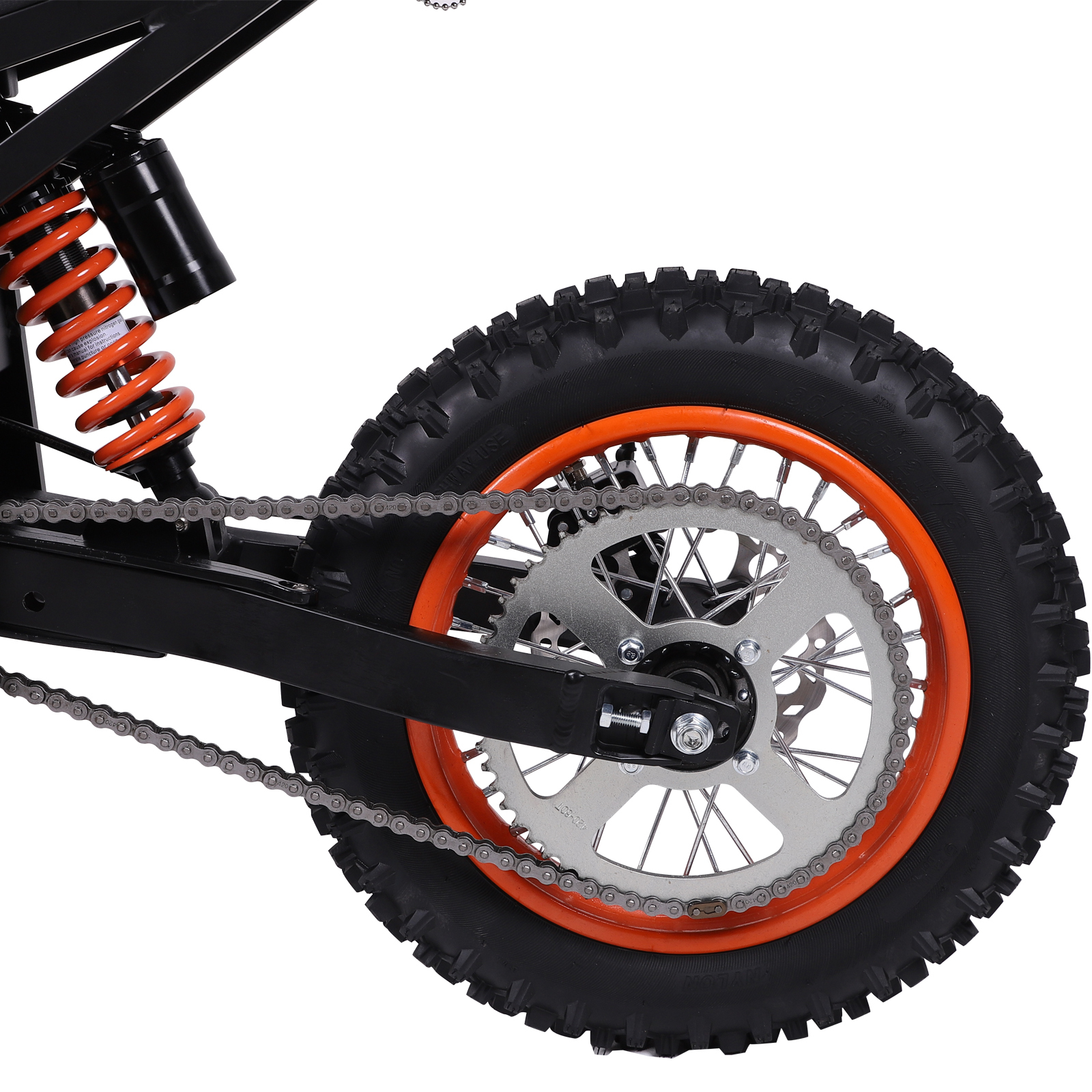 Tylne koło motocykla z pomarańczową obręczą, czarną oponą i łańcuchem.