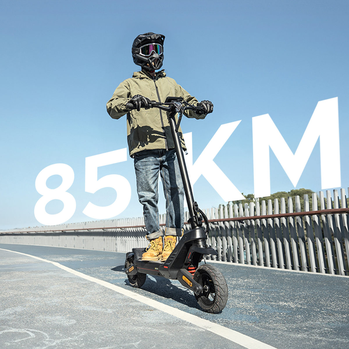 Mężczyzna na hulajnodze elektrycznej, kask, 85 KM na tle nieba.