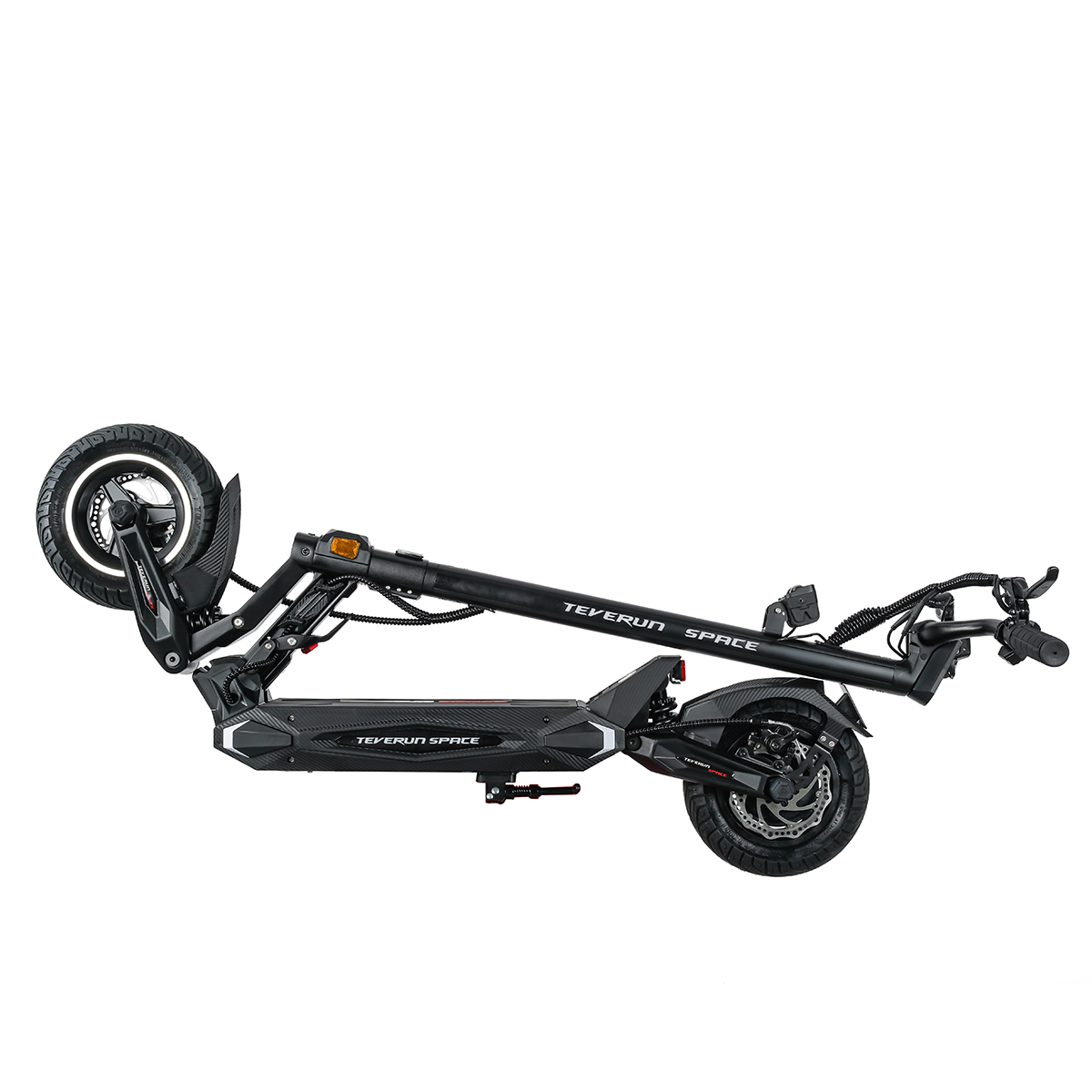 Czarny skuter elektryczny ze złożoną kierownicą na białym tle.