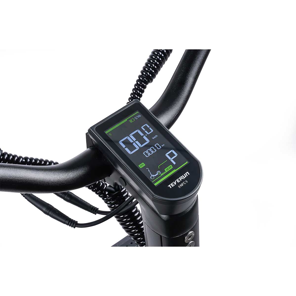 Zbliżenie na wyświetlacz hulajnogi elektrycznej pokazujący prędkość, poziom baterii i bieg.