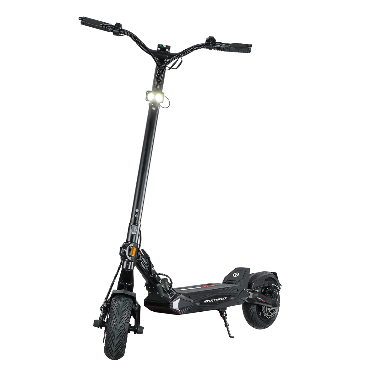 Czarny skuter elektryczny z podwójnymi reflektorami i szerokimi oponami.