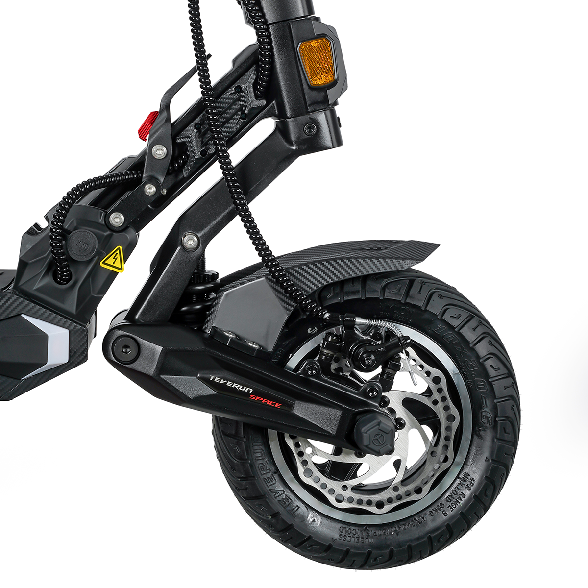 Zbliżenie przedniego koła hulajnogi elektrycznej, pokazujące amortyzację i tarczę hamulcową.