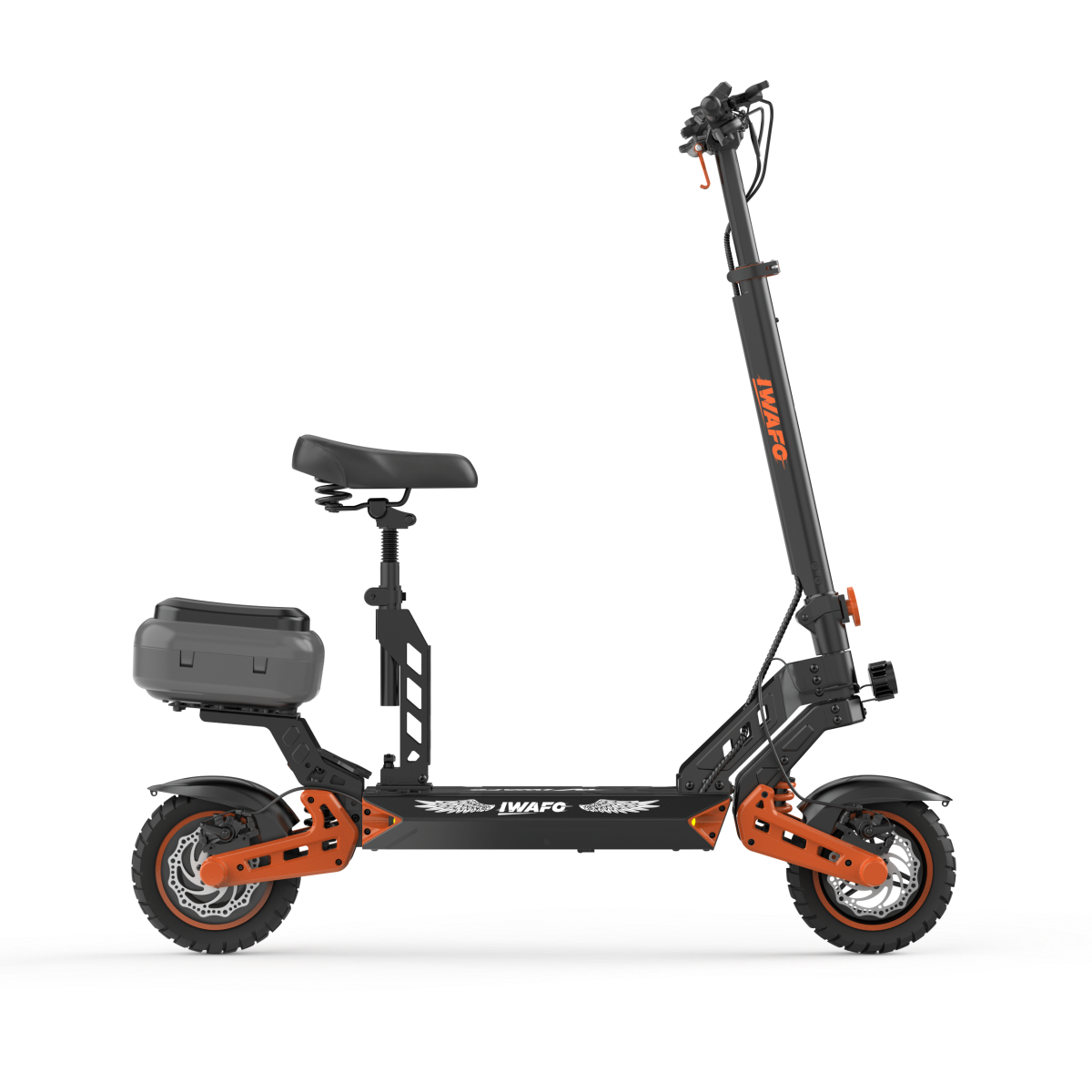 Czarna hulajnoga elektryczna z pomarańczowymi akcentami, siedzeniem i schowkiem.