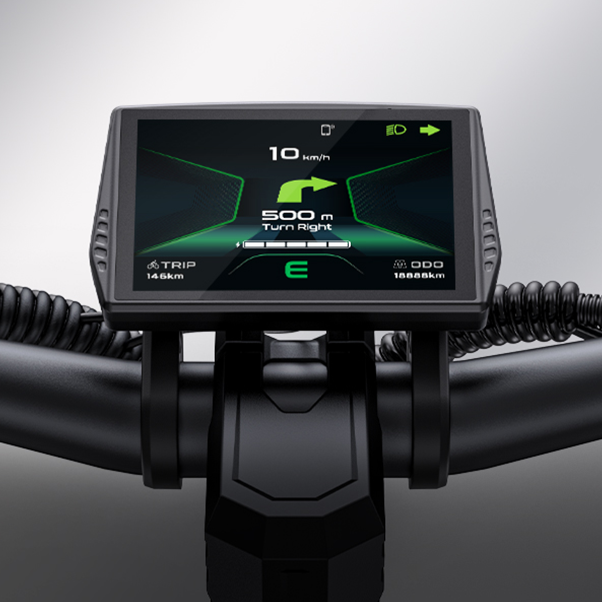 Wyświetlacz e-bike pokazuje 10 km/h, wskazówkę skrętu, trip i ODO.