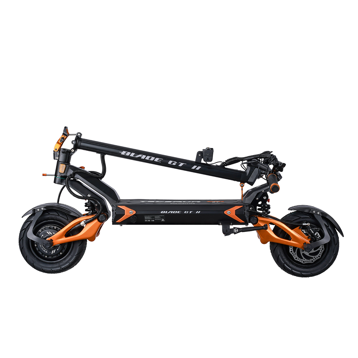 Czarna hulajnoga elektryczna z pomarańczowymi akcentami, na białym tle.