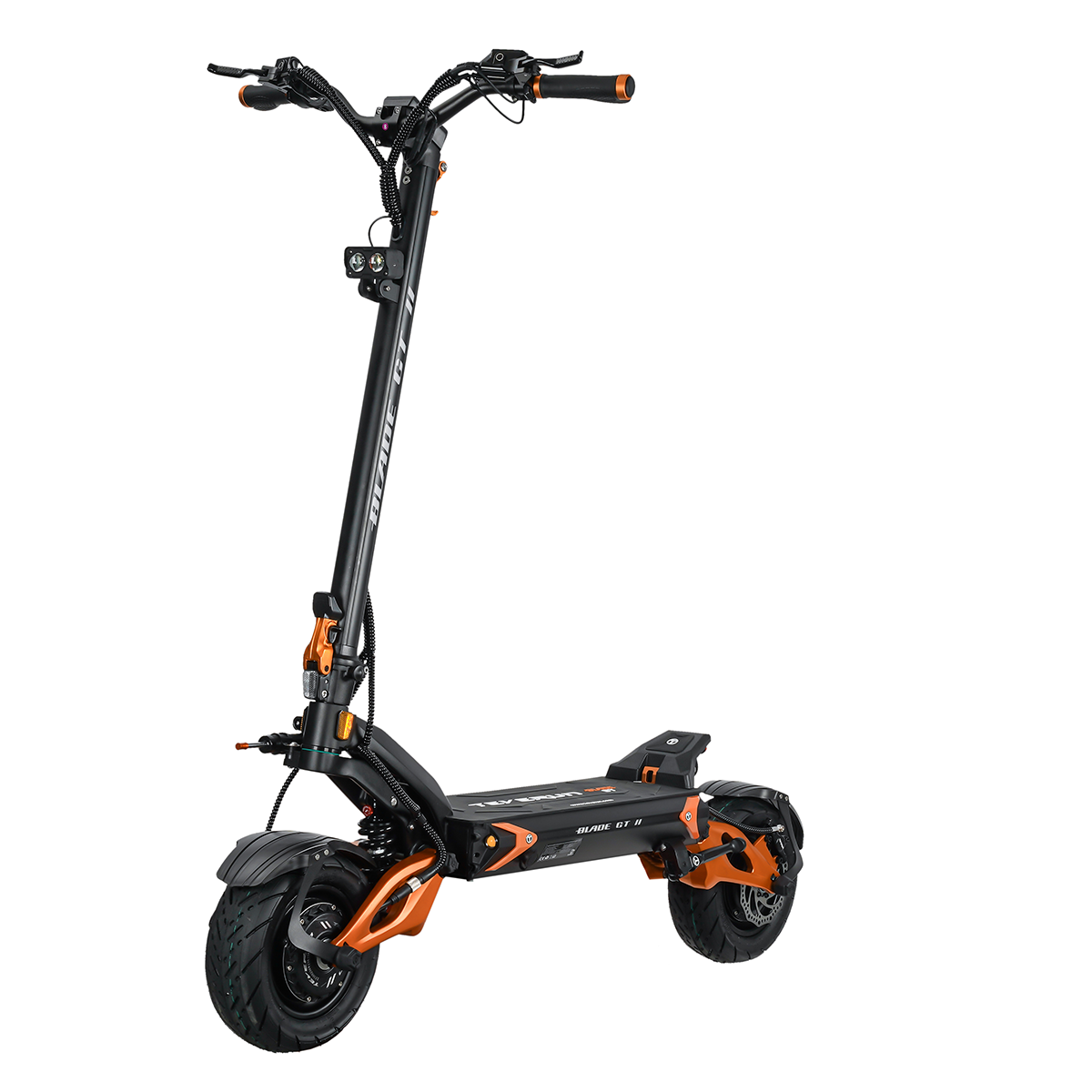 Czarny skuter elektryczny z pomarańczowymi akcentami stoi na białym tle.