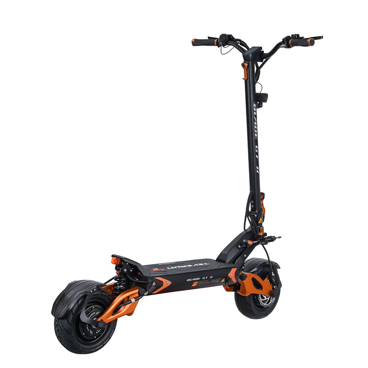 Czarna hulajnoga elektryczna z pomarańczowymi akcentami na białym tle.