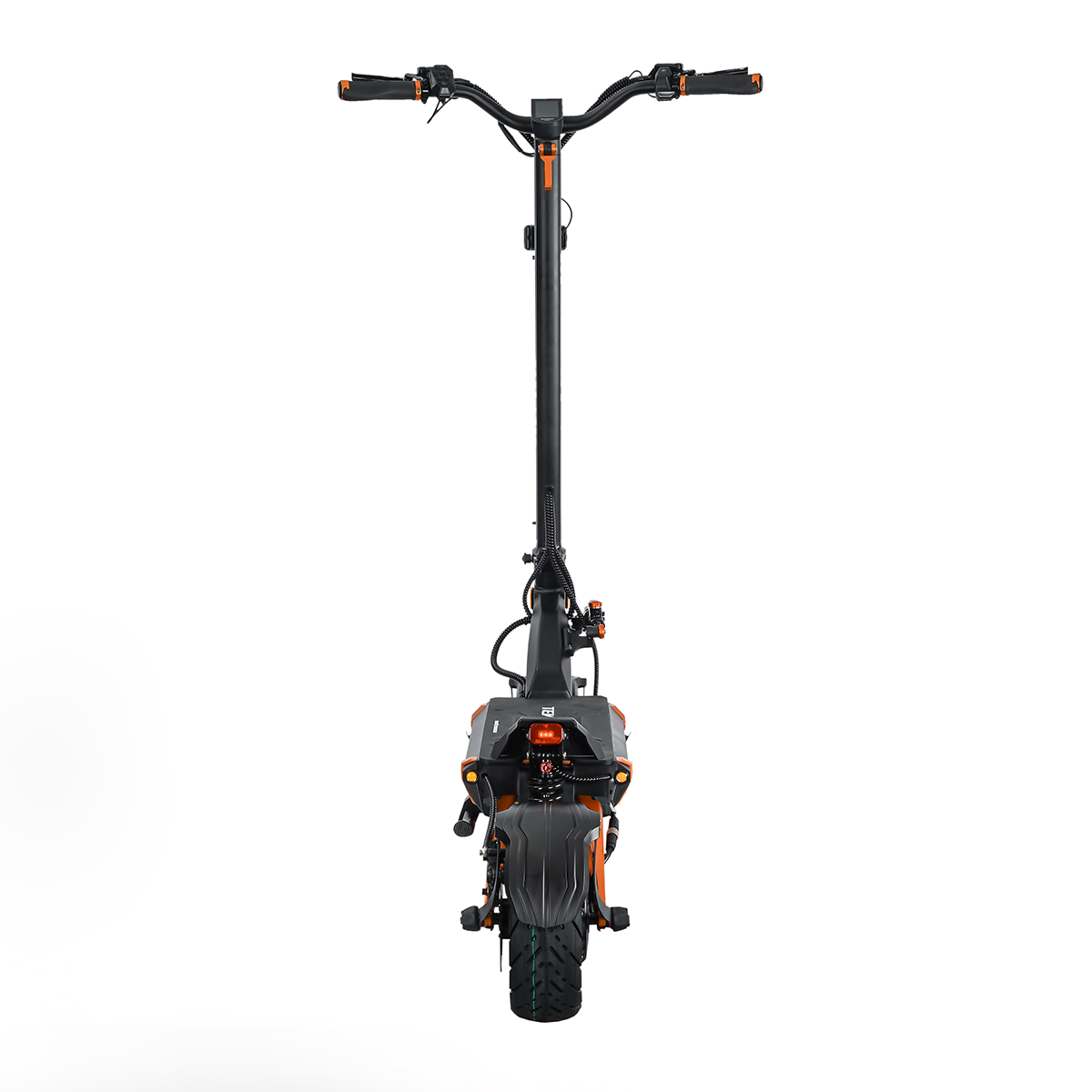 Czarna hulajnoga elektryczna z pomarańczowymi akcentami, widok z przodu, na białym tle.