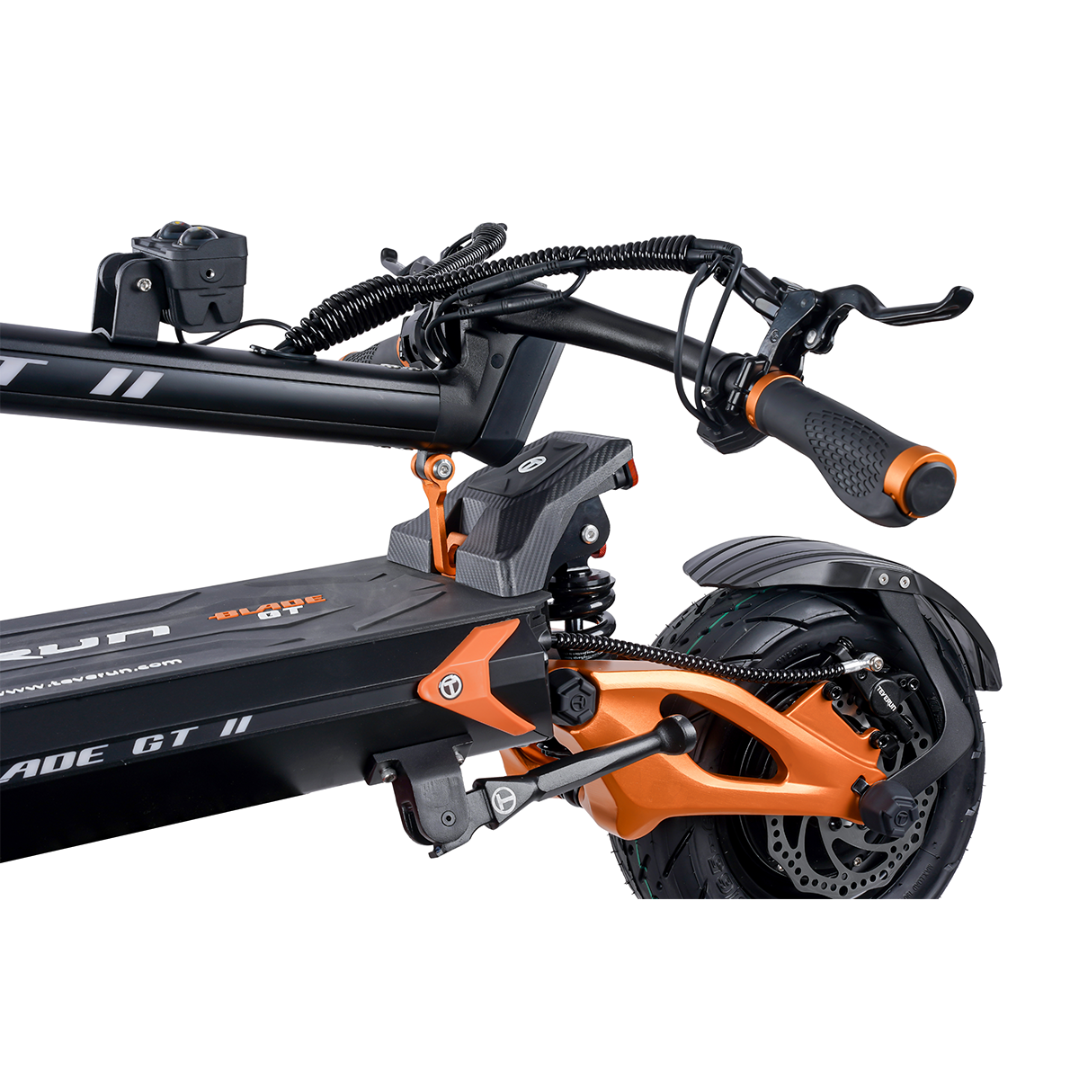 Zbliżenie czarnej hulajnogi elektrycznej z pomarańczowymi akcentami i zawieszeniem.