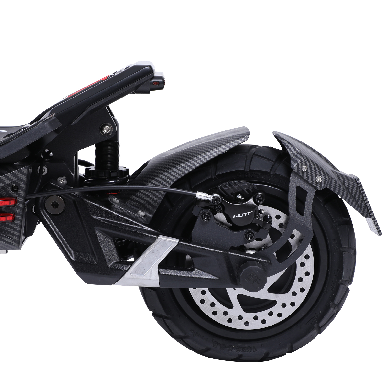 Zbliżenie tylnego koła hulajnogi elektrycznej z hamulcem tarczowym i błotnikiem z włókna węglowego.