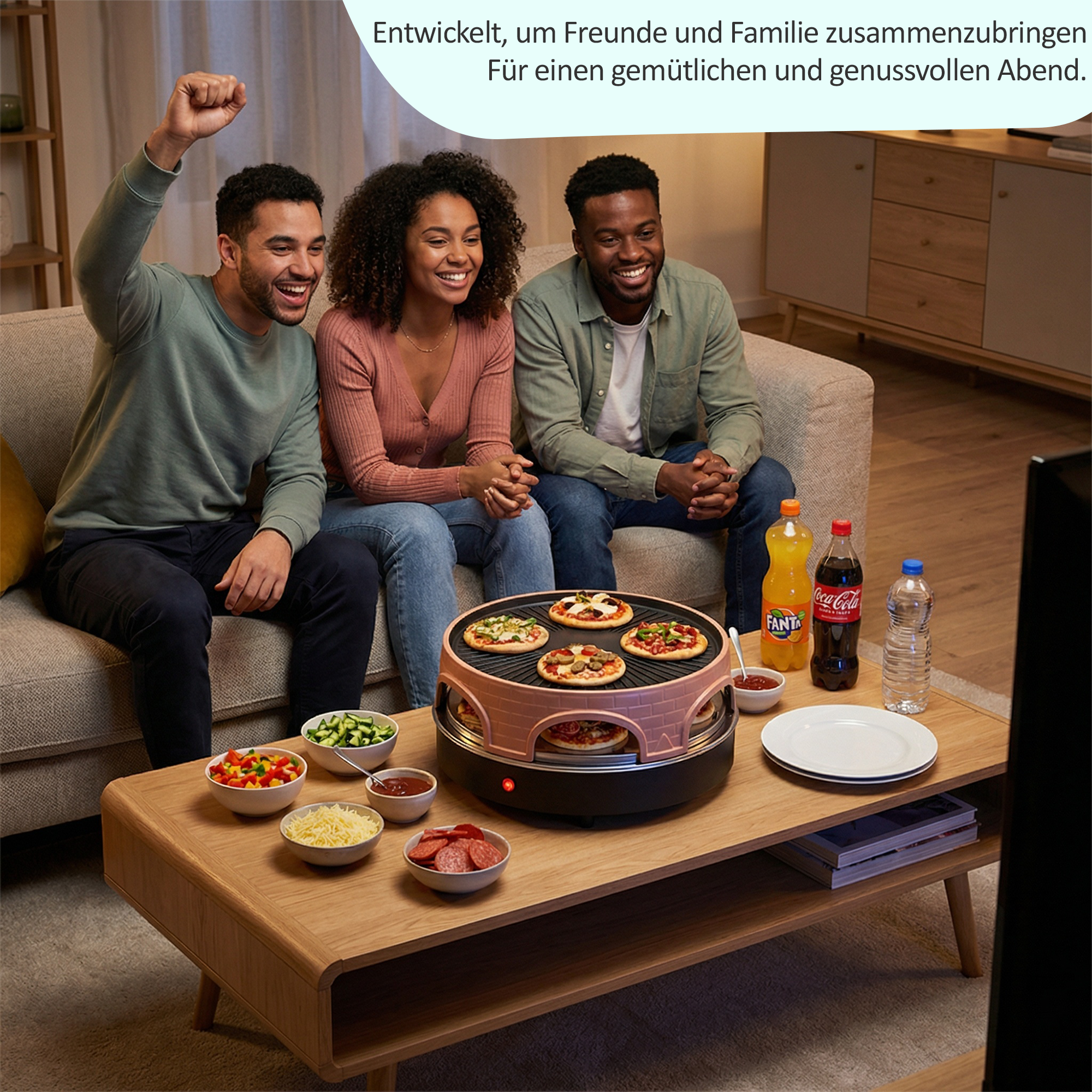 Drei Freunde sitzen auf einem Sofa und schauen fern, mit Mini-Pizzen und Snacks auf dem Tisch.