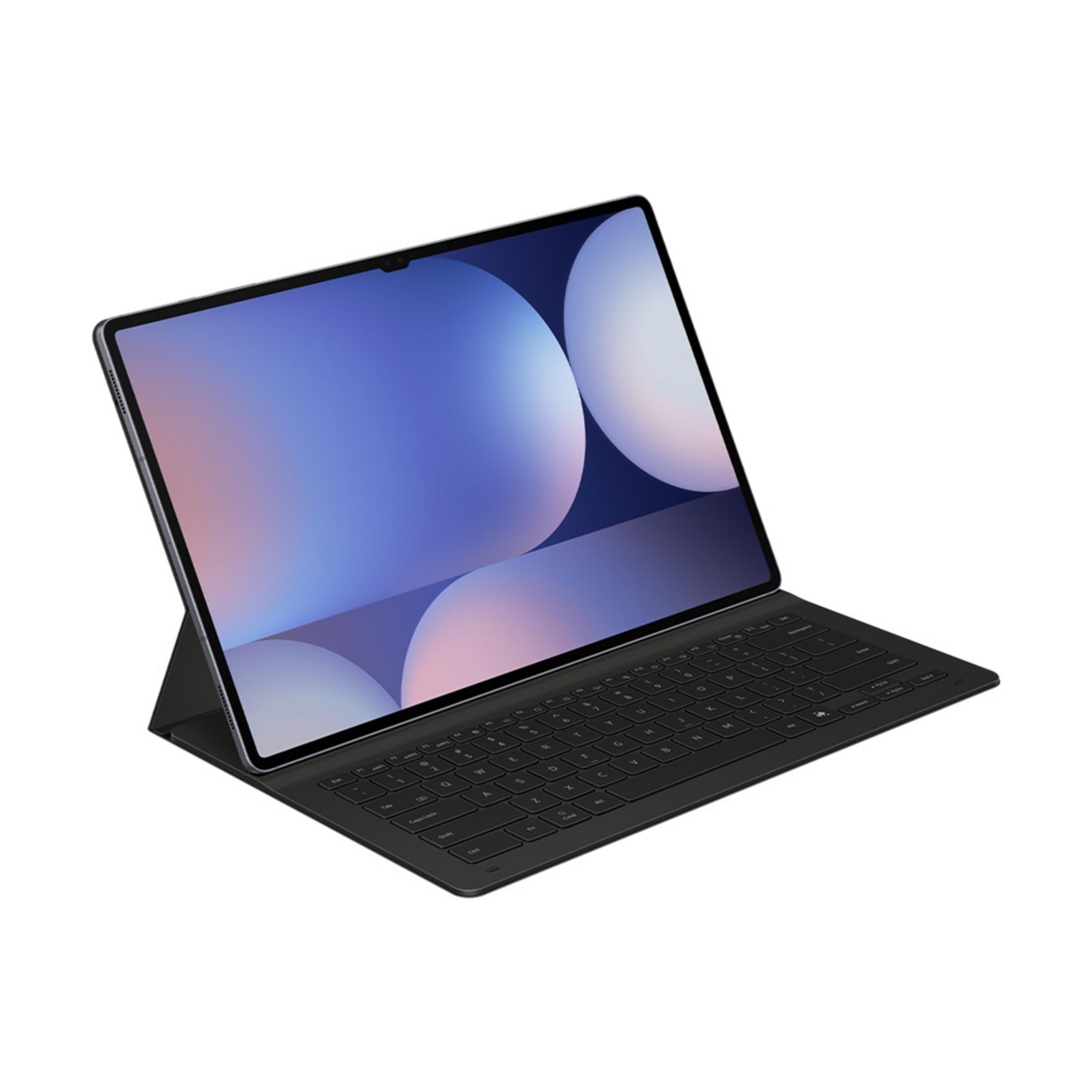 Gümüş tablet, siyah klavyeli, beyaz arka plan üzerinde.