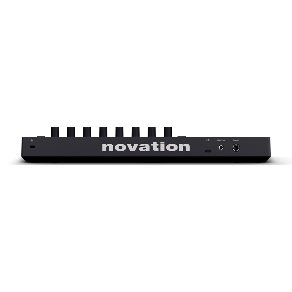 Czarny kontroler MIDI Novation z gałkami i portami na białym tle.
