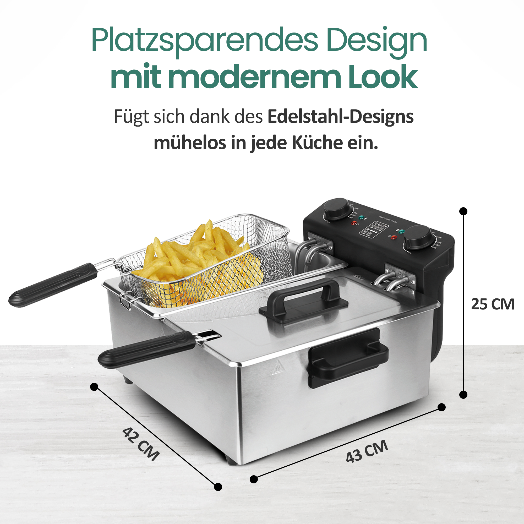 Edelstahl-Fritteuse mit Frittierkorb voller Pommes. Maße: 42x43x25 cm.