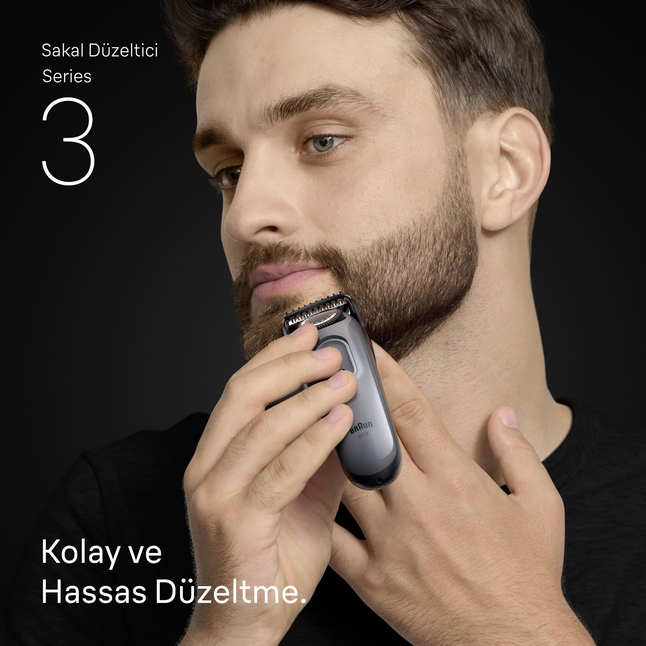 Uomo che rifinisce la barba con il rifinitore Braun Serie 3.