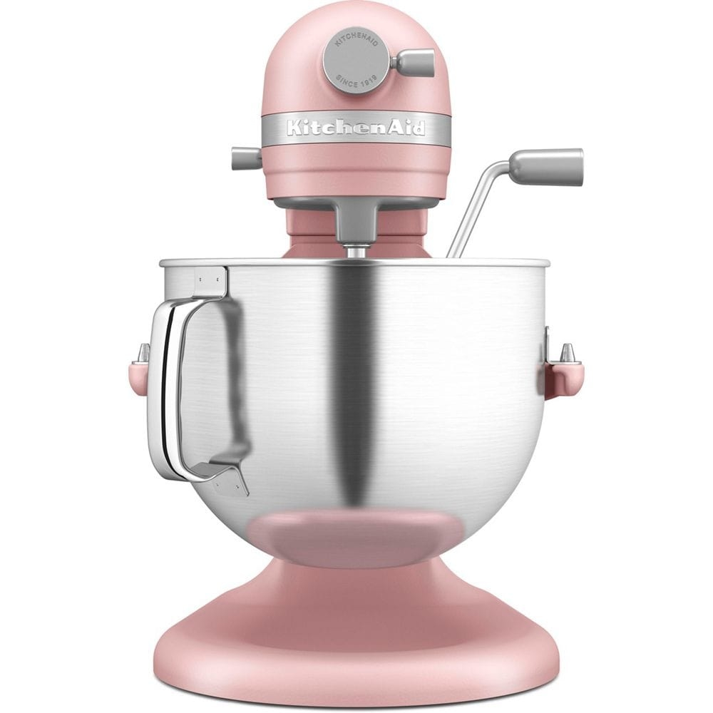 Ein rosafarbener KitchenAid-Standmixer mit Edelstahlschüssel.