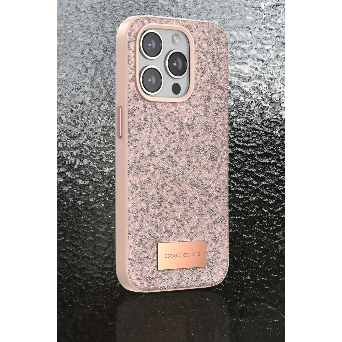Üç kamera lensli, pembe simli dokulu telefon kılıfı. Altta logo bulunur.