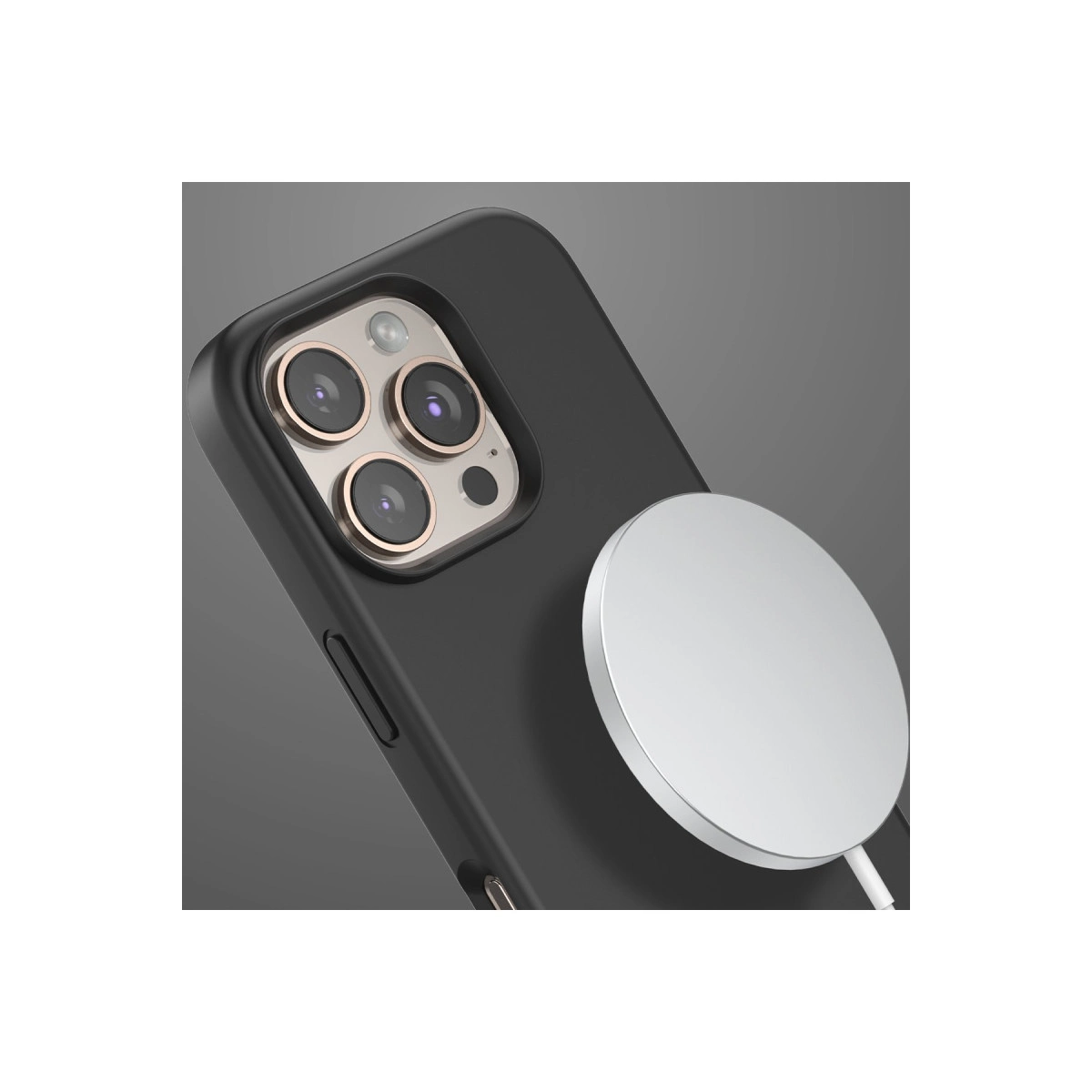 Gri arka plan üzerinde MagSafe şarj cihazı ve üçlü kameraya sahip siyah iPhone.