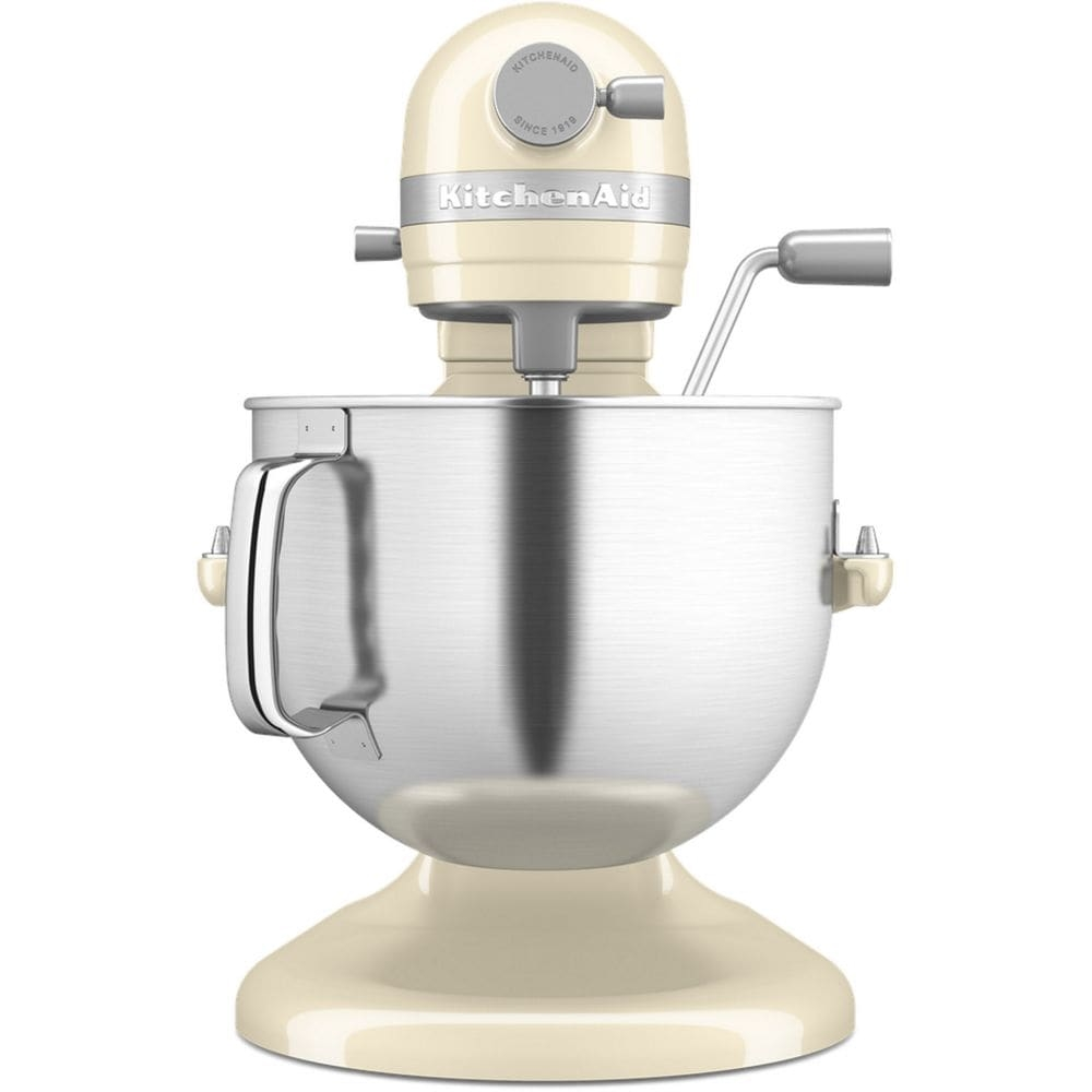 Una planetaria KitchenAid color crema con ciotola in acciaio inox.