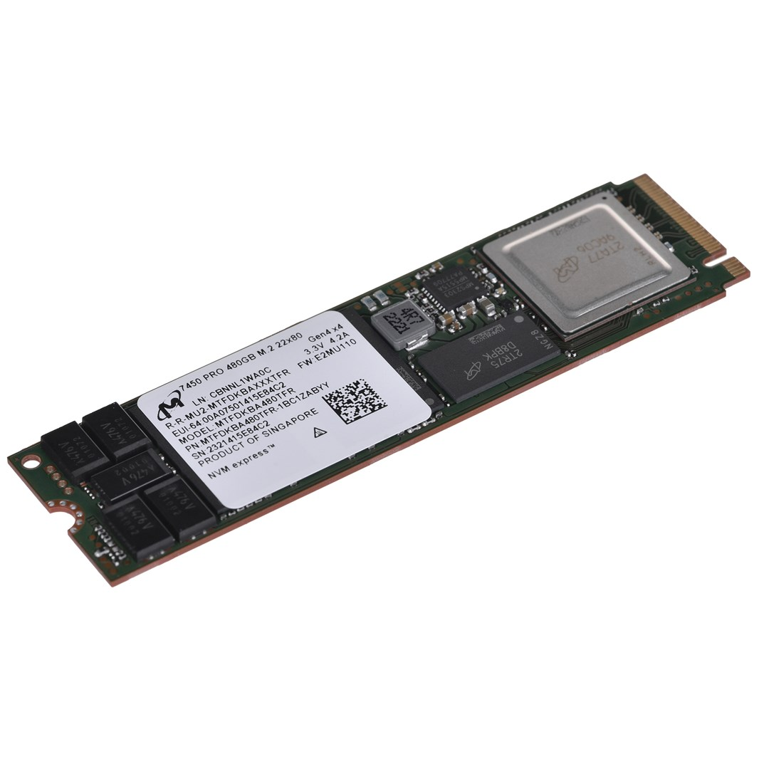 Un SSD M.2 con etichetta, componenti e connettori su PCB verde.