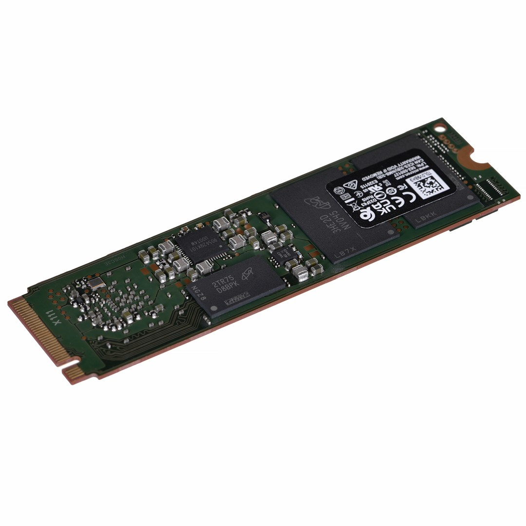 Una scheda a circuito SSD verde con chip e punti di saldatura su sfondo bianco.