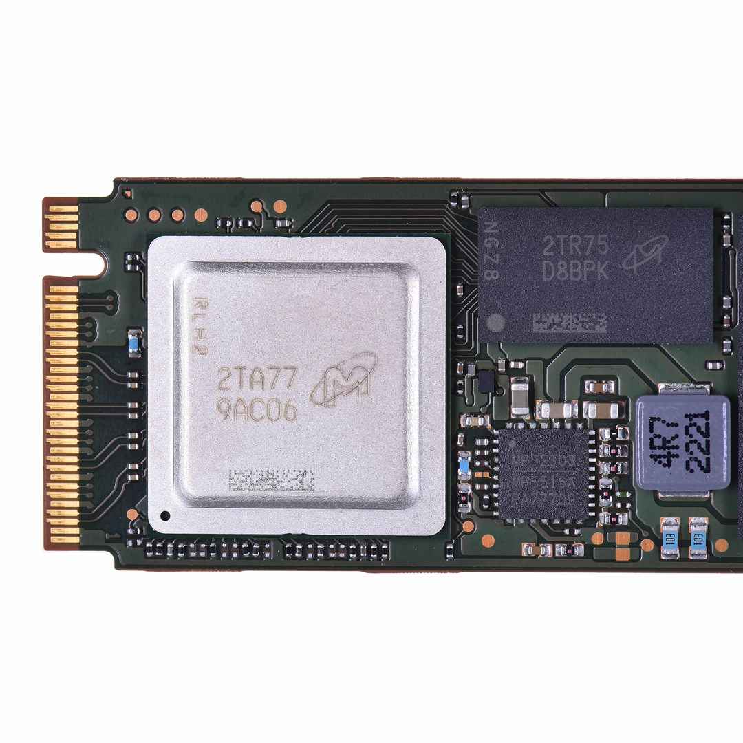 Un controller SSD M.2 con dissipatore argentato, chip neri e connettori dorati.