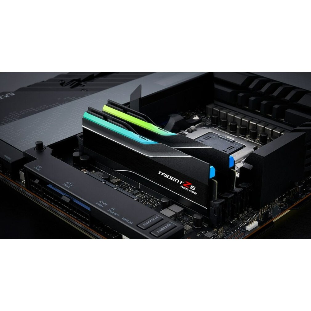 Bir anakarta takılı iki G.Skill Trident Z5 Neo RGB RAM modülü.