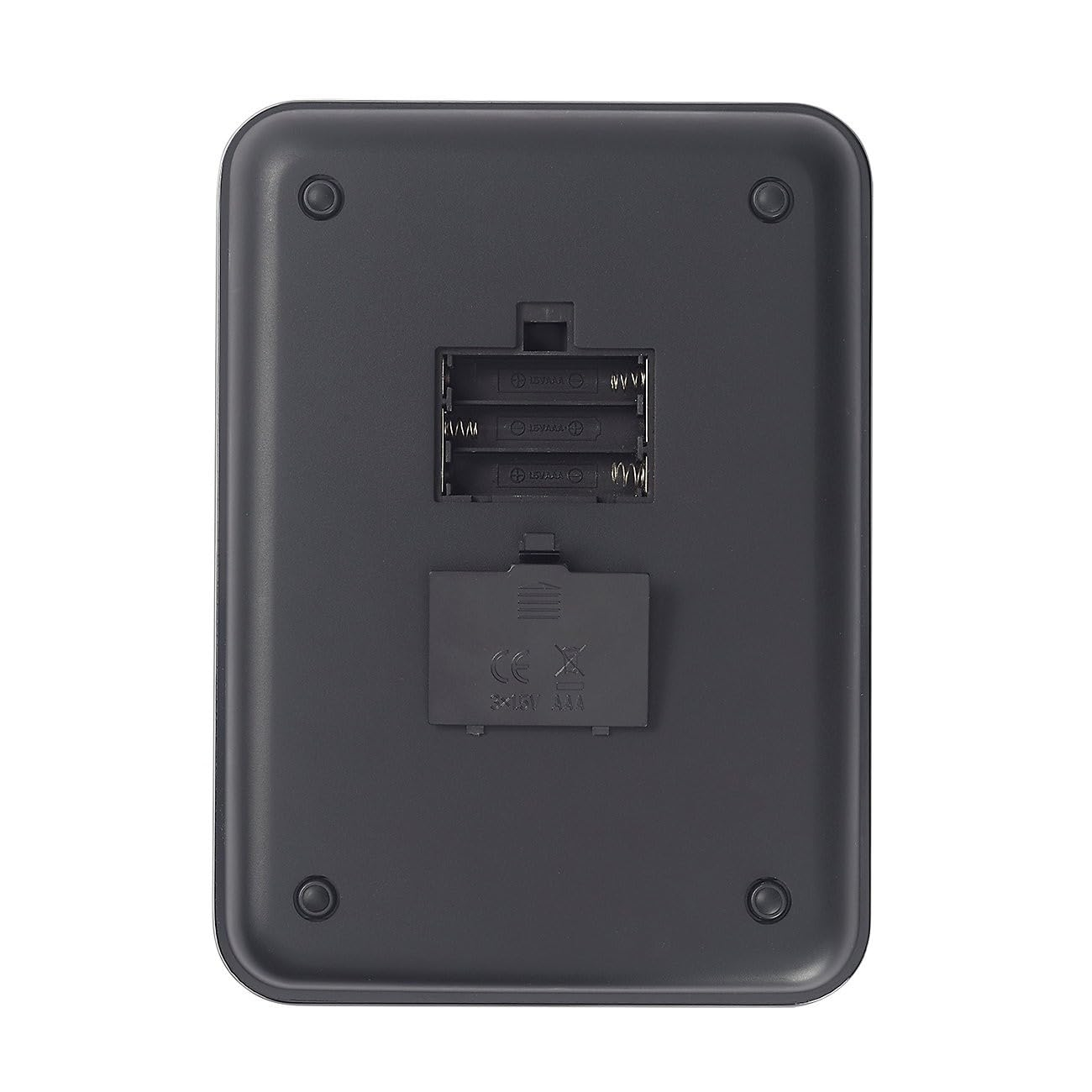 Rückseite eines dunklen Geräts mit Batteriefach für drei AAA-Batterien.