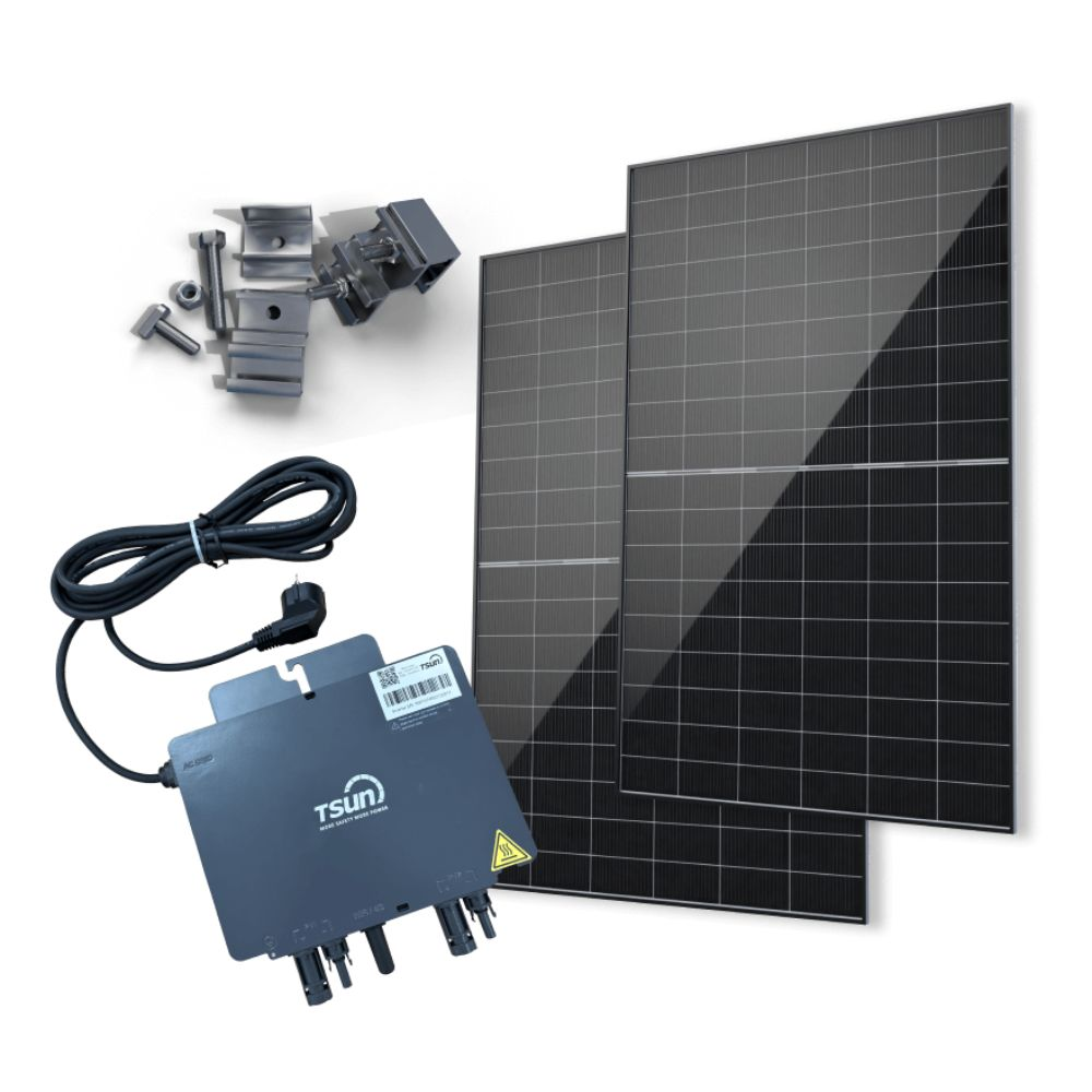 Impianto solare con due pannelli neri, inverter, cavo e ferramenta di montaggio.