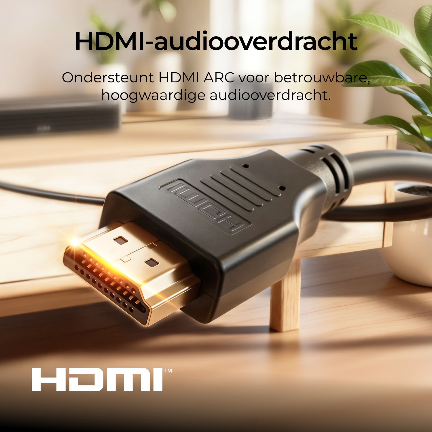 Gros plan d'un câble HDMI noir avec connecteur doré. Texte : Transmission audio HDMI.