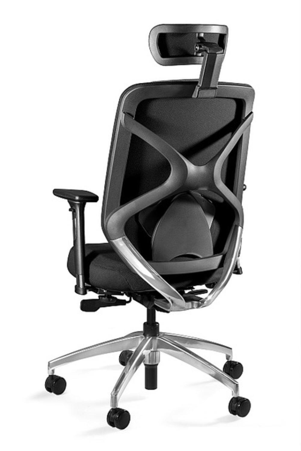 Czarny fotel biurowy z zagłówkiem, siatkowym oparciem i srebrną podstawą gwieździstą.