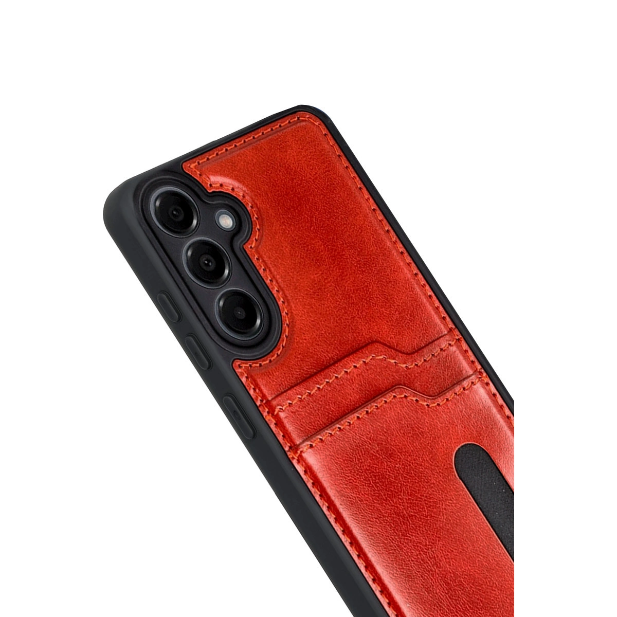 Kırmızı deri telefon kılıfı, kart yuvaları ve kamera modülü beyaz arka planda.