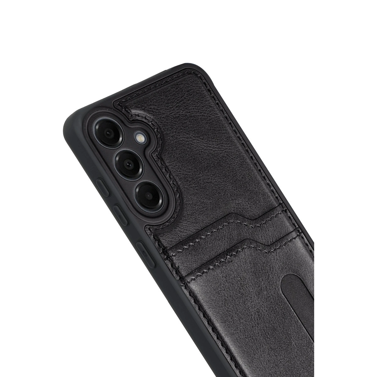 Beyaz arka plan üzerinde kart yuvaları ve kamera kesimi olan siyah telefon kılıfı.