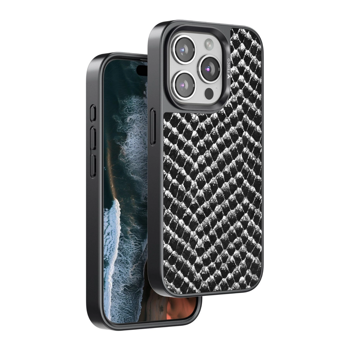 iPhone üzerinde pullu desenli ve kamera kesimli siyah telefon kılıfı.