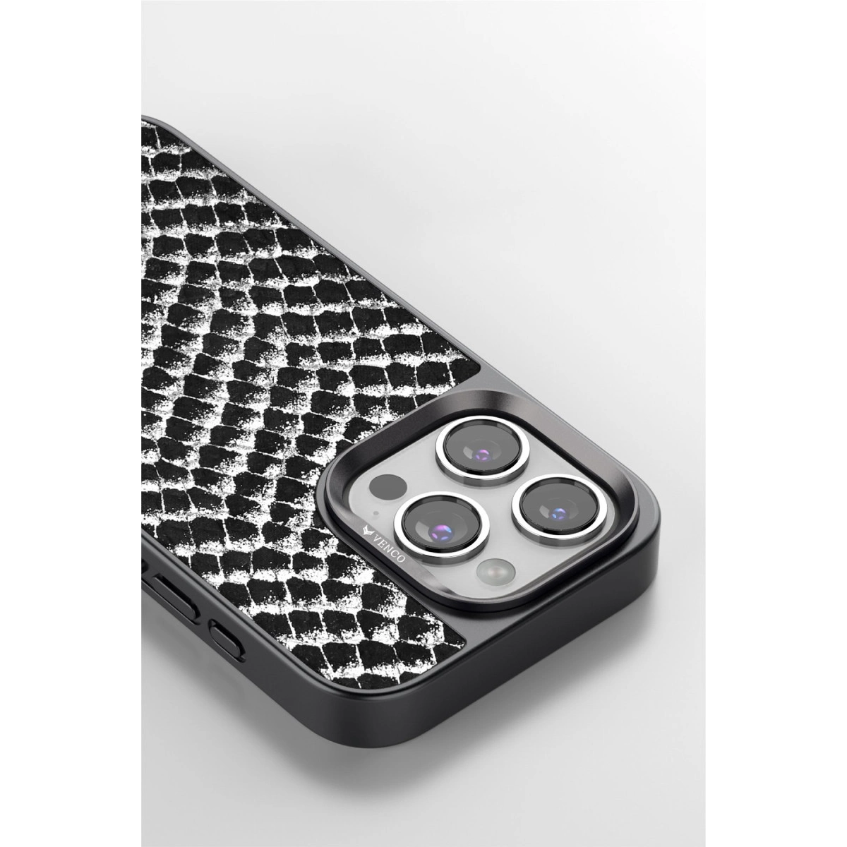 Üç kamera lensli, pullu desenli siyah telefon kılıfı.
