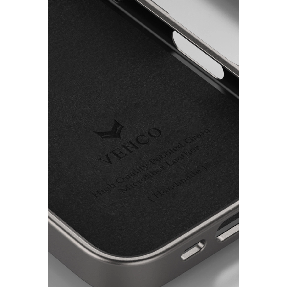 Kabartmalı logo ve yazı bulunan siyah telefon kılıfı.