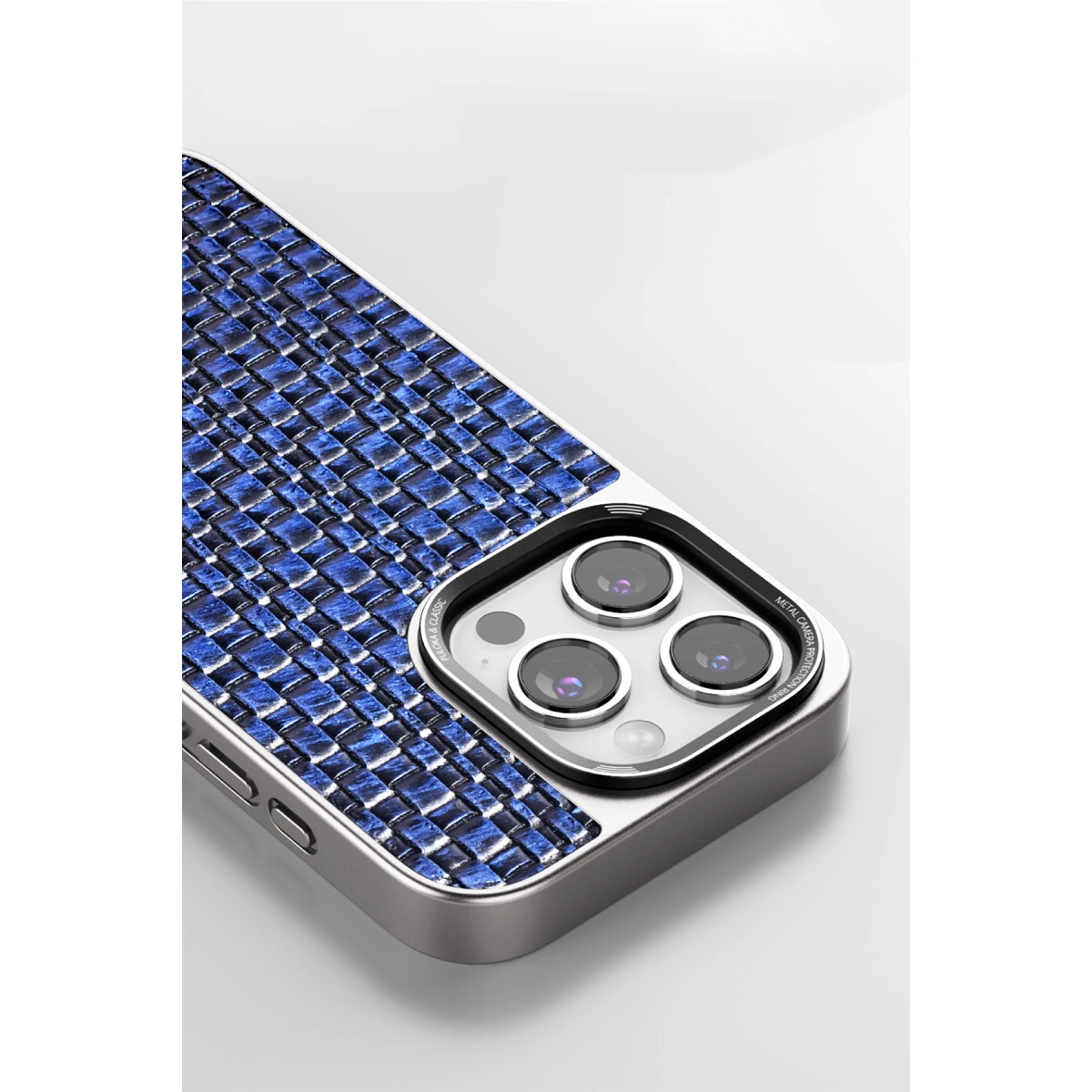 Balıksırtı desenli mavi iPhone kılıfı metal çerçeveyle buluşuyor.