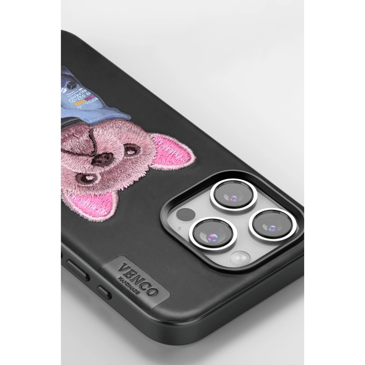 Mavi şapkalı pembe işlemeli köpeği olan siyah telefon kılıfı.