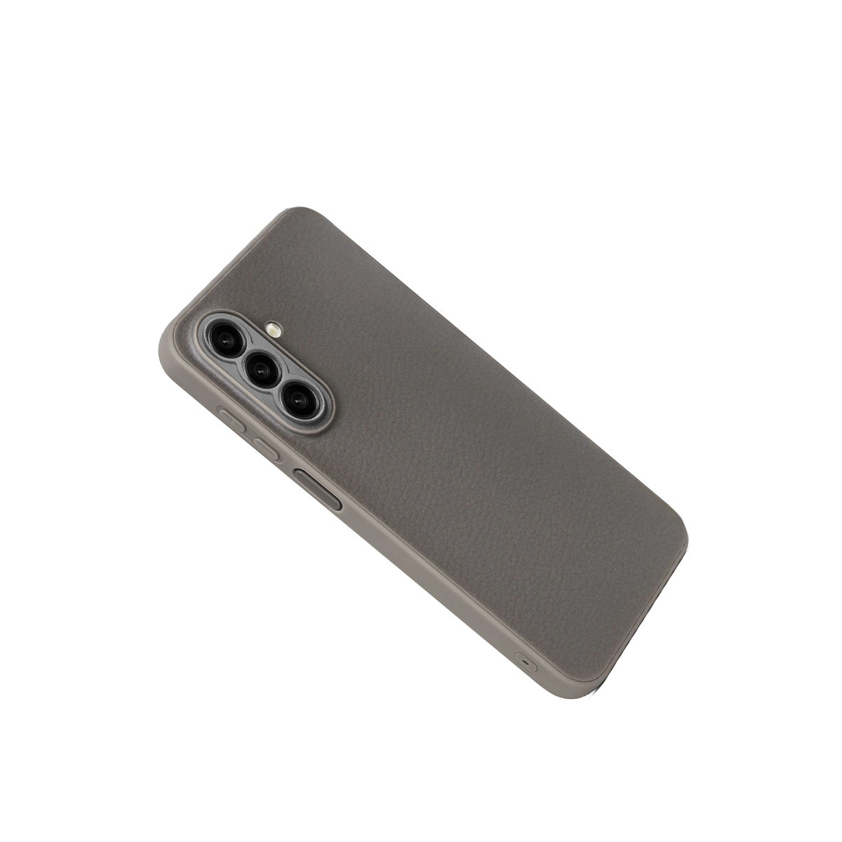 Beyaz arka plan üzerinde üçlü kameraya sahip gri telefon kılıfı.