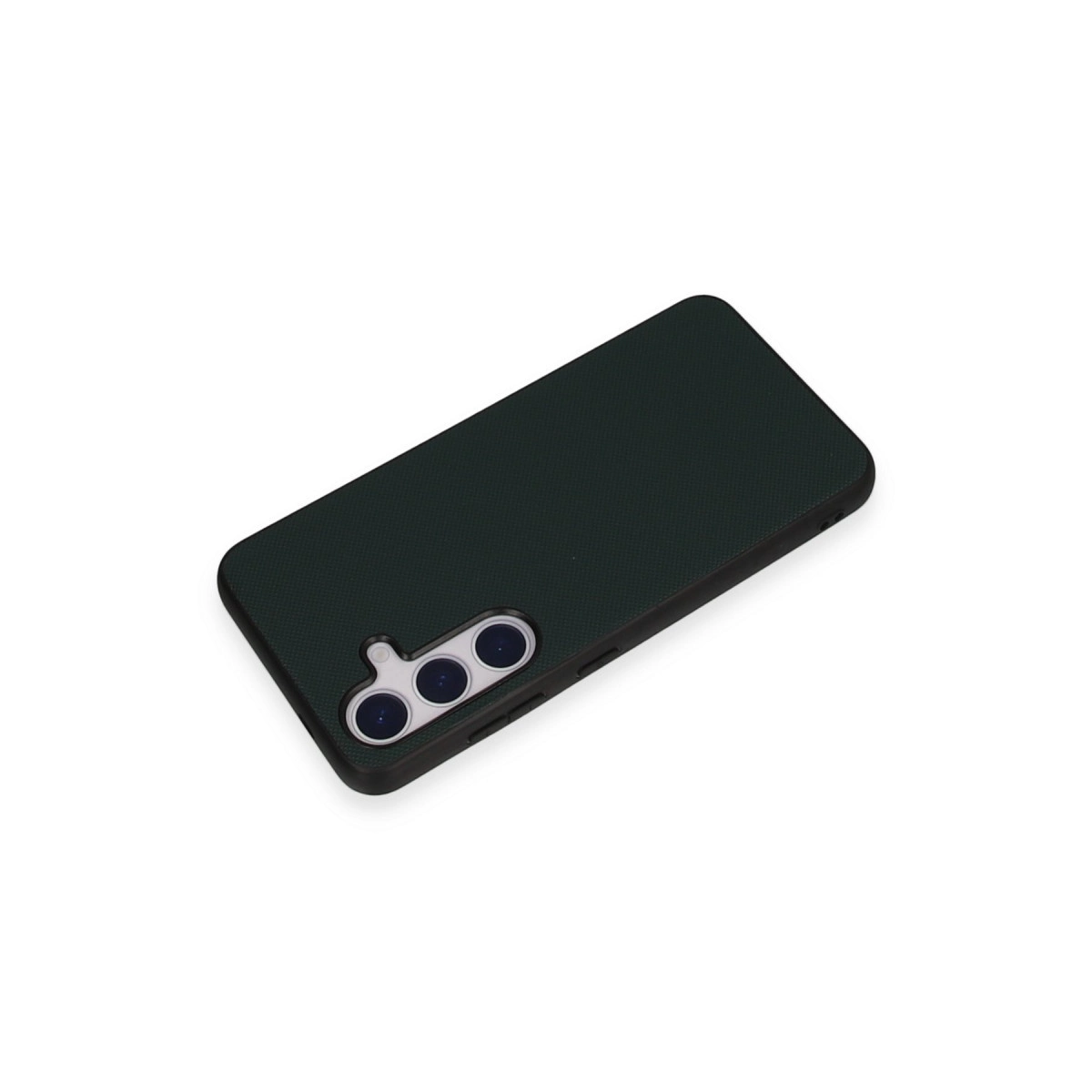 Beyaz arka plan üzerinde üç kamera lensli koyu yeşil telefon kılıfı.