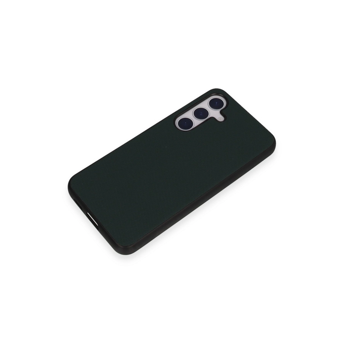 Beyaz arka plan üzerinde üçlü kamera kesimli koyu yeşil telefon kılıfı.