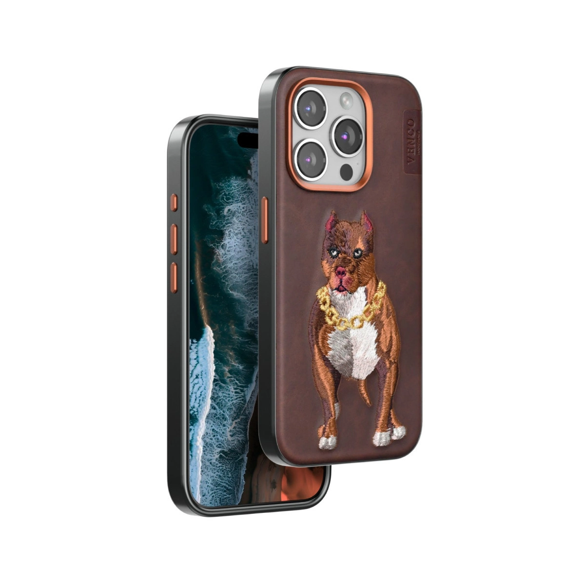 İşlenmiş pitbull ve altın zincirli kahverengi telefon kılıfı, yanında telefon.